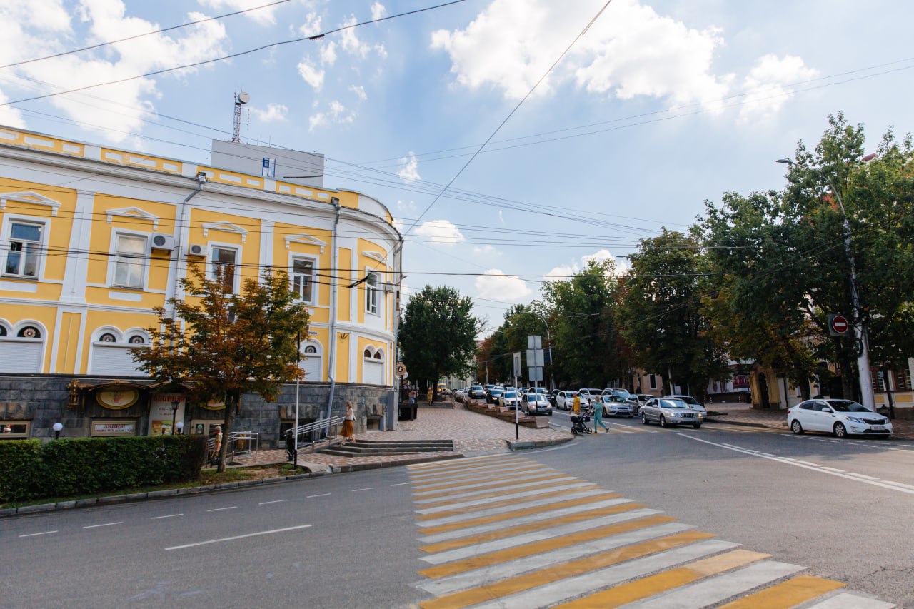 В Ставрополе нарушающие правила благоустройства вывески и рекламу демонтируют 
