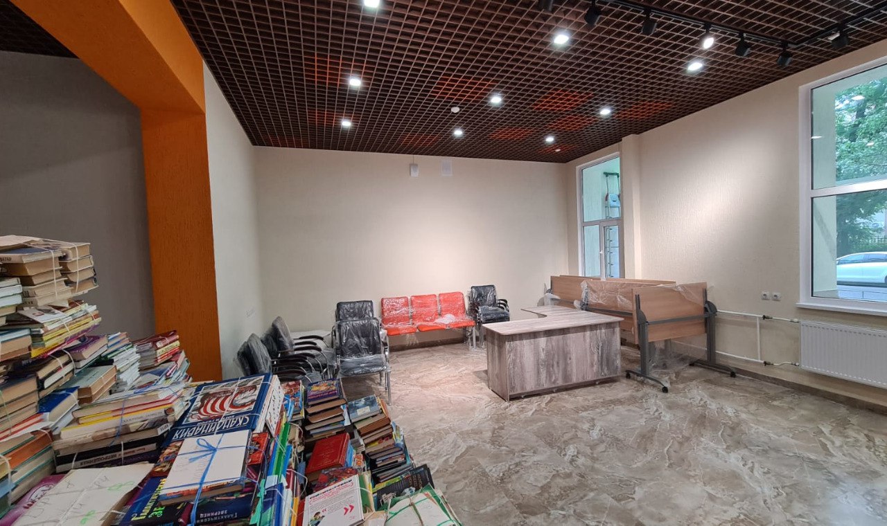 В обновленную библиотеку на улице Семашко в Ставрополе завезли мебель и оборудование